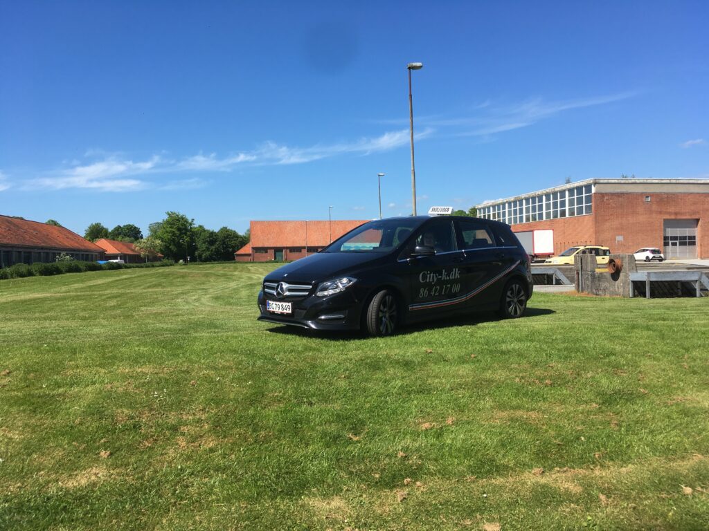 Sort Mercedes B-Klasse skolevogn på øvelsesområdet